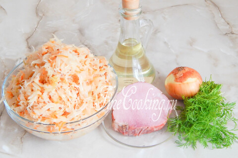 Продукты для тушёной капусты с ветчиной: квашеная капуста, ветчина, лук и укроп