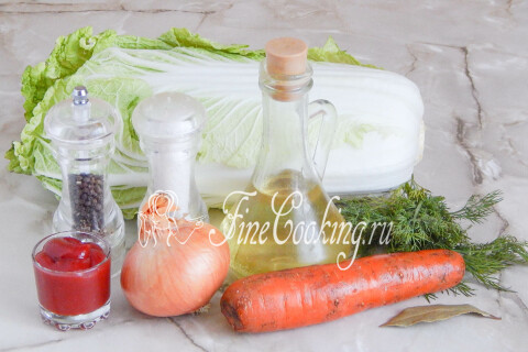 Продукты для тушеной пекинской капусты: капуста, морковь, лук и соус