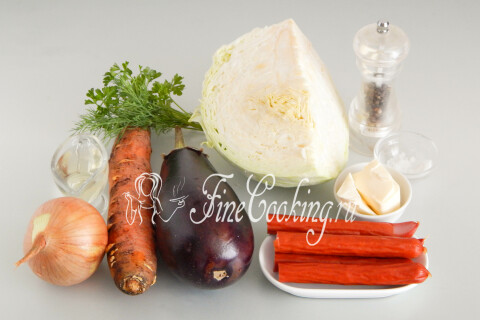 Продукты для тушёной капусты: белокочанная капуста, баклажан, морковь, лук, копчёные колбаски и зелень