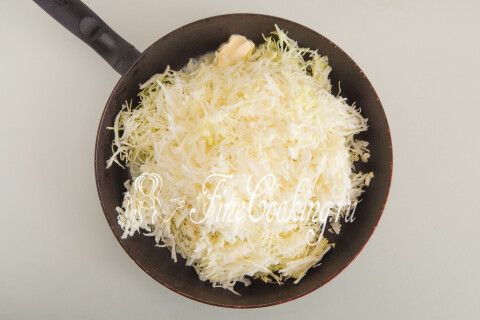 Капуста со сливочным маслом, тушащаяся в сковороде под крышкой