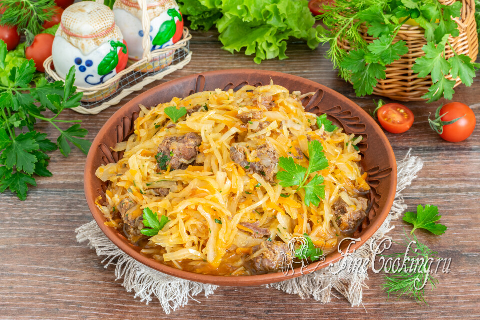Тушеная капуста с тушенкой в мультиварке — готовое блюдо