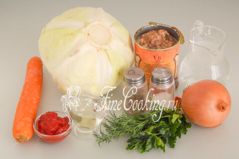 Продукты для тушёной капусты с тушёнкой: белокочанная капуста, банка говяжьей тушёнки, лук, морковь, зелень и специи