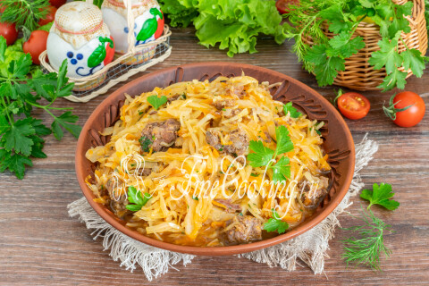 Тушёная капуста с говяжьей тушёнкой и овощами в тарелке, готовая к подаче