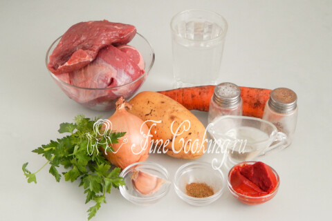 Продукты для тушёной картошки с говядиной: мясо, лук, морковь и специи