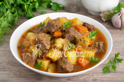 Готовая тушёная картошка с говядиной и овощами в мультиварке