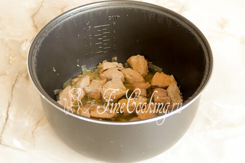 Кусочки мяса в чаше мультиварки после сигнала окончания тушения.