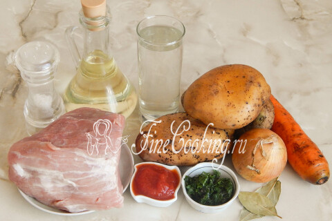 Продукты для тушёного картофеля с мясом: свинина, картофель, морковь, лук и томатный соус