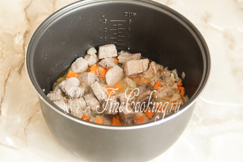 Мясо с овощами в соку, готовящееся в чаше мультиварки