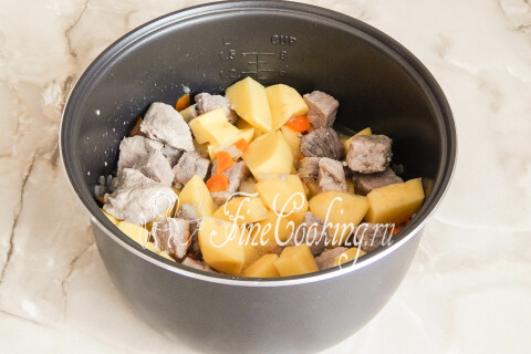 Куски картофеля с кипятком, добавленные в чашу к мясу и овощам