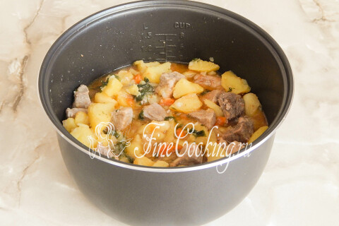 Готовый тушёный картофель с мясом в открытой чаше мультиварки