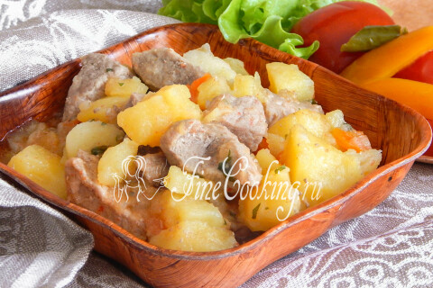 Кусочки картофеля с мясом крупным планом на тарелке