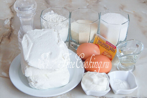 Продукты для творожной запеканки с манкой: творог, сметана, яйца, сахар, мука, манная крупа и разрыхлитель
