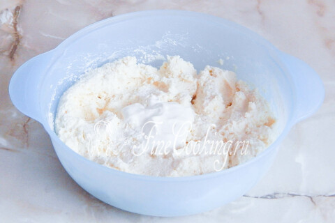 Сметана, добавленная к творожной массе с мукой и манкой