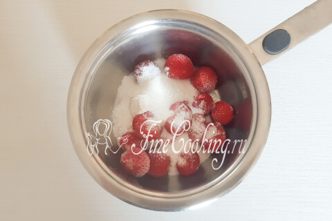 Клубника с сахаром и кукурузным крахмалом в кастрюльке для ягодной начинки.