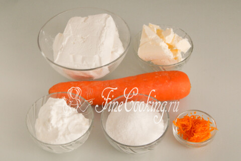 Продукты для творожной пасхи с морковью: творог, морковь, сахар, сметана, сливочное масло и цедра апельсина.