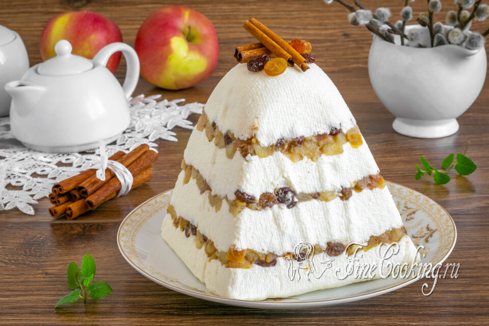 Творожная пасха с яблоками, изюмом и корицей — готовое блюдо