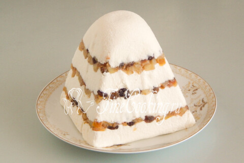 Снятая форма и марля с готовой творожной пасхой на тарелке.