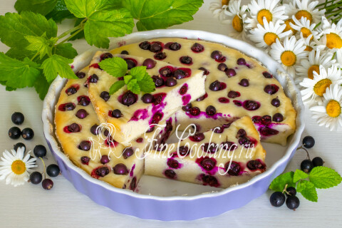 Творожная запеканка с чёрной смородиной, нарезанная порционным куском.
