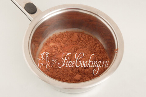 Сахар с какао-порошком и молоком, увариваемые в сотейнике