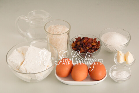 Продукты для творожной запеканки с рисом: творог, рис, куриные яйца, изюм и ванильный сахар.