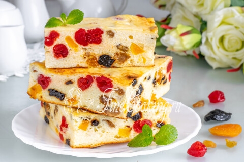 Творожная запеканка с сухофруктами, нарезанная порционными кусочками.