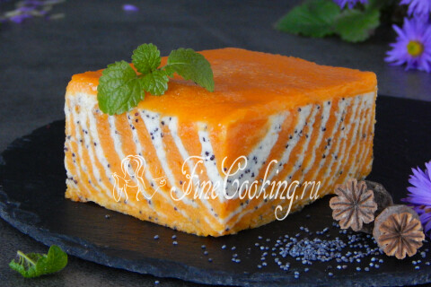 Творожно-тыквенная запеканка, нарезанная порционными кусочками, на разделочной доске.