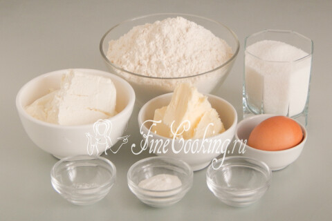 Продукты для творожного печенья: мука, творог, масло, сахар, яйцо и разрыхлитель