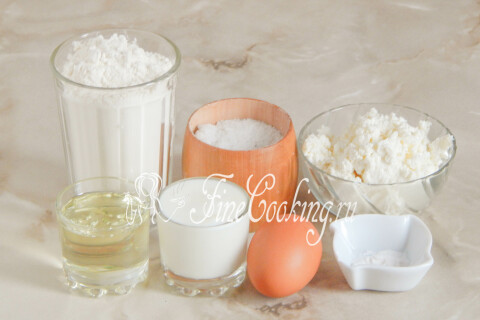 Продукты для творожного теста: мука, творог, кефир, яйцо, масло, соль и сода