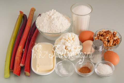 Продукты для творожного пирога с ревенем: мука, ревень, сахар, творог, масло, яйца, орехи, корица, разрыхлитель и ванилин.