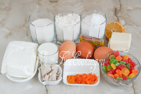 Продукты для творожных куличей: мука, творог, молоко, дрожжи, яйца, сливочное масло и цукаты