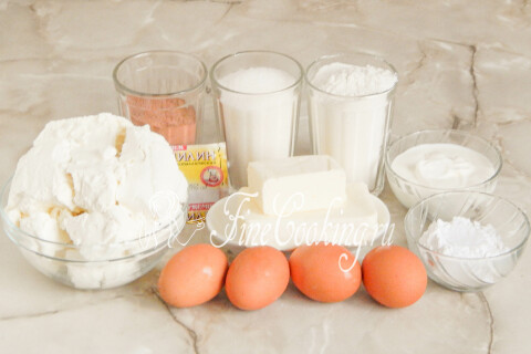 Продукты для творожного торфяного пирога: мука, масло, сахар, какао, творог, яйца, сметана и крахмал