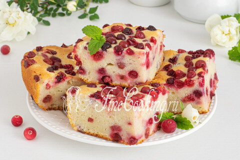 Готовый творожный манник с клюквой, нарезанный порционными кусочками