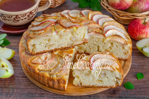 Творожный пирог с яблоками, нарезанный порционными кусочками