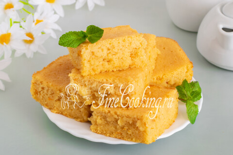 Тыквенный манник, нарезанный порционными кусочками на доске