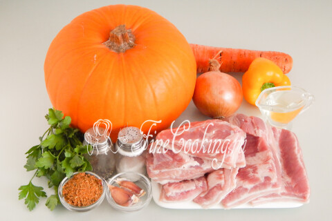 Продукты для тыквы, фаршированной мясом: свинина, морковь, лук, перец и петрушка