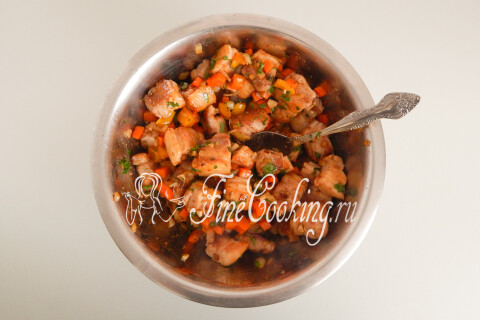 Мясная начинка с овощами и специями, перемешанная в миске