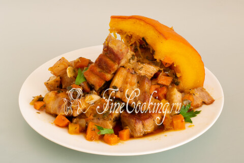 Готовая тыква на столе, нарезанная порционными кусочками