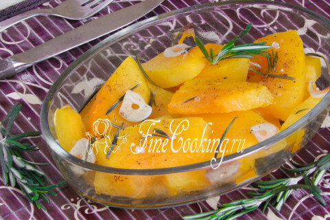 Тыква с розмарином и чесноком, поданная горячей на тарелке