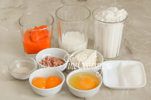 Продукты для тыквенно-шоколадного хлеба: мука, тыквенное пюре, молоко, яйца, желтки, какао и дрожжи.