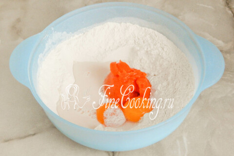Лунка в мучной смеси с тёплым молоком, желтками и тыквенным пюре.