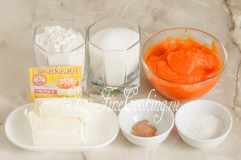 Продукты для тыквенного печенья: мука, тыквенное пюре, сахар, масло и корица.