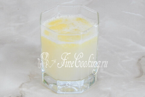 Тёплая вода с солью, сахаром и разболтанным яйцом в миске.