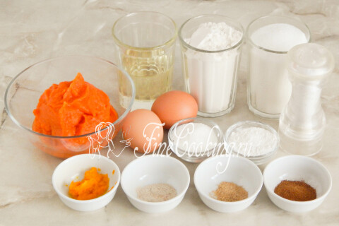 Продукты для тыквенного кекса: тыквенное пюре, мука, сахар, яйца, растительное масло, цедра и специи.