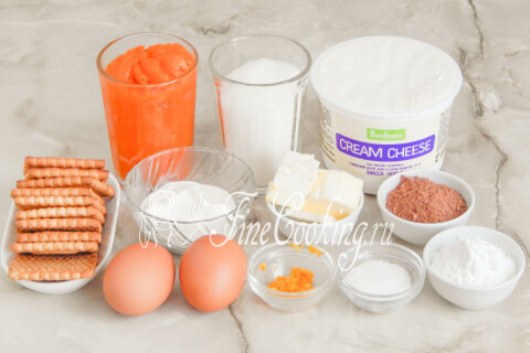 Продукты для тыквенного чизкейка: печенье, сливочный сыр, тыквенное пюре, яйца, сметана, крахмал, какао и цедра апельсина