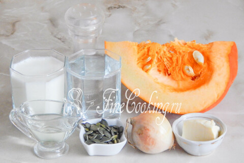 Продукты для тыквенного супа-пюре: тыква, сливки, лук, масло и тыквенные семечки