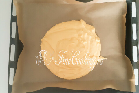 Тыквенное бисквитное тесто на противне с пергаментной бумагой