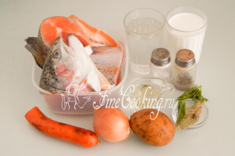 Продукты для финской ухи: филе красной рыбы, сливки, картофель, лук и морковь