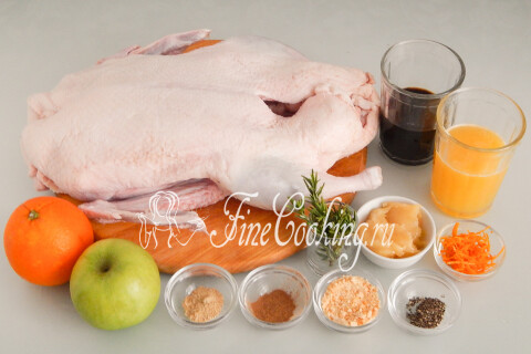 Продукты для утки с яблоками: тушка утки, апельсины, яблоки, соевый соус, мёд, розмарин и специи