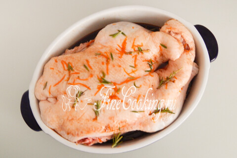Глубокая форма с утиной тушкой, политой маринадом, цедрой и веточками розмарина