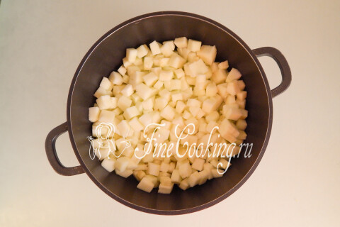 Кабачковые кубики, переложенные в кастрюлю.